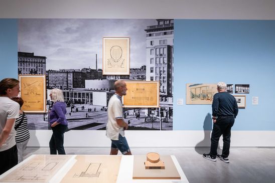 Foto: Eindrücke der Eröffnung, die entweder Menschen in den Ausstellungsräumen oder dem Außenraum der Berlinischen Galerie zeigen.