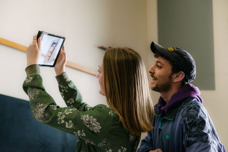 Berlinische-Galerie-Museum-Berlin-Inklusion-App Foto: Zwei junge Besucher:innen halten ein Tablet. Es zeigt die Aufnahme eines Fotos von einem Kunstwerk.