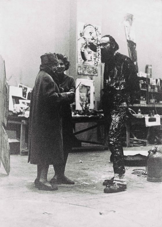 Unbekannte*r Fotograf*in, Ohne Titel (Hannah Höch zusammen mit Emilio und Annabianca Vedova in Vedovas Atelier am Käuzchensteig Berlin), 1965, Berlinische Galerie © Rechtsnachfolge unbekannt, Repro: Anja Elisabeth Witte