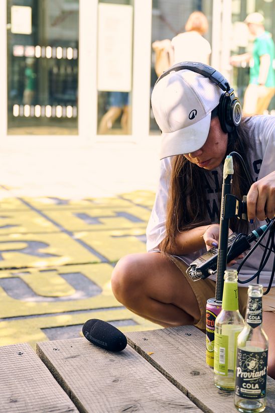 Foto: Eindrücke des Workshops, die entweder Workshop-Teilnehmer*innen im Innen- oder Außenraum der Berlinischen Galerie bei eigenen Tonaufnahmen oder am Workshop-Tisch bei der Weiterverarbeitung der Tonaufnahmen oder auch Nahaufnamhmen von verschiedenen Klang-Instrumenten und Aufnahme-Equipment zeigen. 