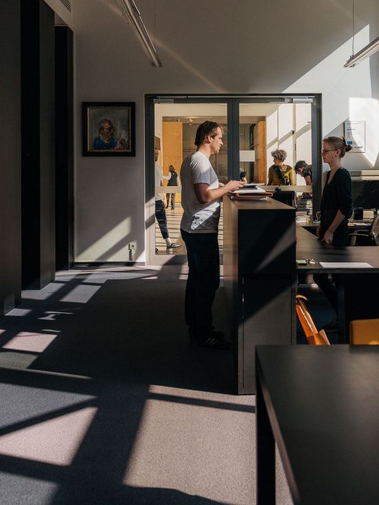 Foto: Besucher am Tresen der Bibliothek.