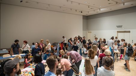 Menschen beim Siebdruck-Workshop