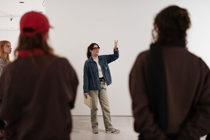Jung & Artig Newbie-Tour Foto: Blick auf eine Person, die vor weiteren Personen steht und gerade eine Führung durch den Ausstellungsraum gibt.
