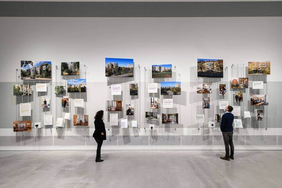 Blick in die Ausstellung mit Fotos und Texten zu verschiedenen Wohnhäusern