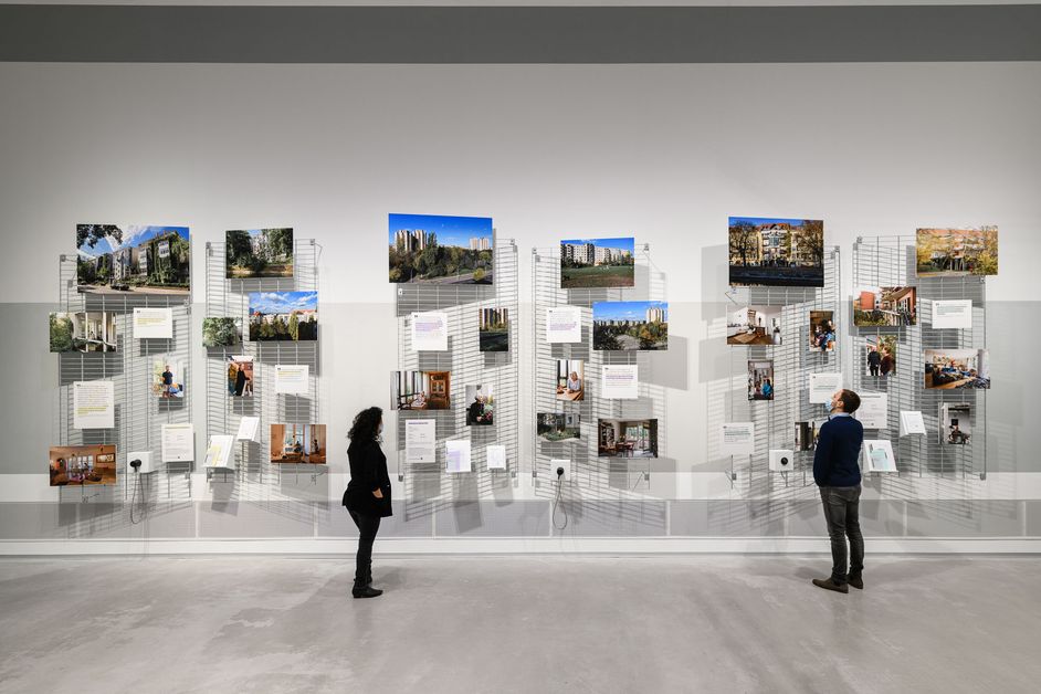 Blick in die Ausstellung mit Fotos und Texten zu verschiedenen Wohnhäusern