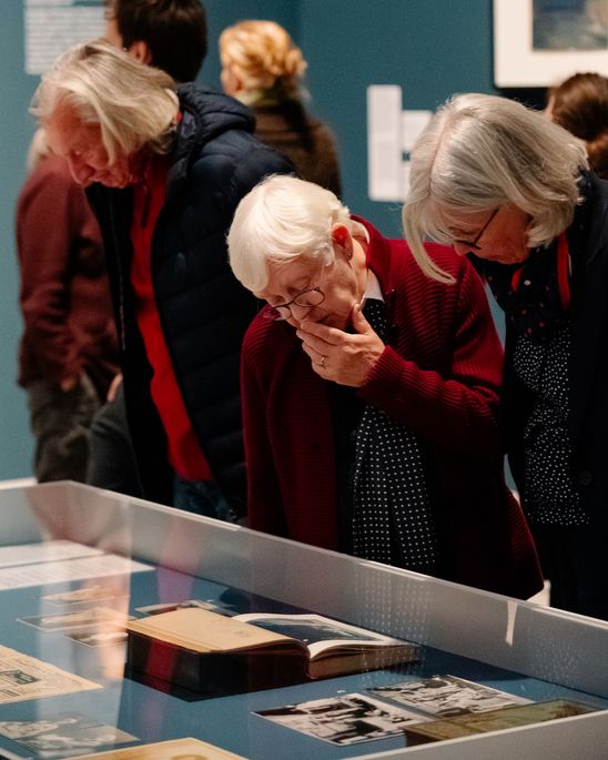 Photo: Scenes from the opening night, showing people either listening to the opening speeches in the staircase hall of the Berlinische Galerie or in the exhibition rooms.