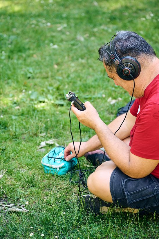 Foto: Eindrücke des Workshops, die entweder Workshop-Teilnehmer*innen im Innen- oder Außenraum der Berlinischen Galerie bei eigenen Tonaufnahmen oder am Workshop-Tisch bei der Weiterverarbeitung der Tonaufnahmen oder auch Nahaufnamhmen von verschiedenen Klang-Instrumenten und Aufnahme-Equipment zeigen.