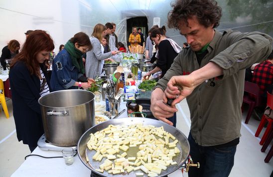 Diskursives Dinner im Küchenmonument, 29.4.2015, Foto: Jirka Jansch