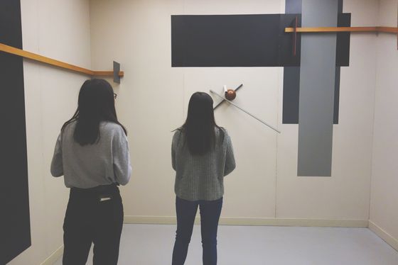 Foto: Zwei Jugendliche stehen in einem Raum mit sulpturalen Elementen.