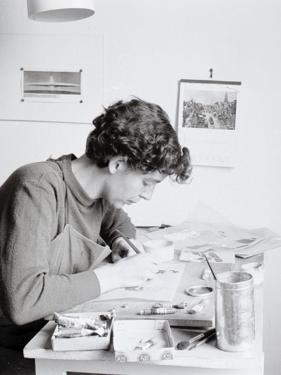 Brigitte Meier-Denninghoff in ihrer Wohnung in Darmstadt 1954 Brigitte Meier-Denninghoff