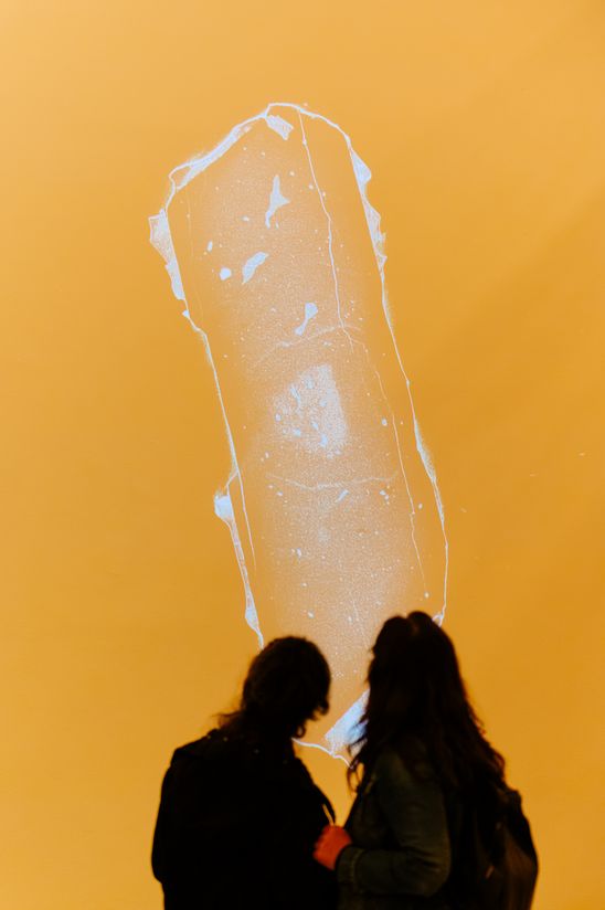 Foto: Eindrücke des Eröffnungsabends, die Menschen entweder bei der Verleihung in der Treppenhalle der Berlinischen Galerie oder zwischen Jeewi Lees Installation im Ausstellungsraum zeigen.