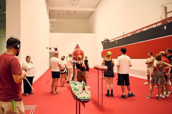 Foto: Eindrücke des Workshops, die entweder Workshop-Teilnehmer*innen im Innen- oder Außenraum der Berlinischen Galerie bei eigenen Tonaufnahmen oder am Workshop-Tisch bei der Weiterverarbeitung der Tonaufnahmen oder auch Nahaufnamhmen von verschiedenen Klang-Instrumenten und Aufnahme-Equipment zeigen. 