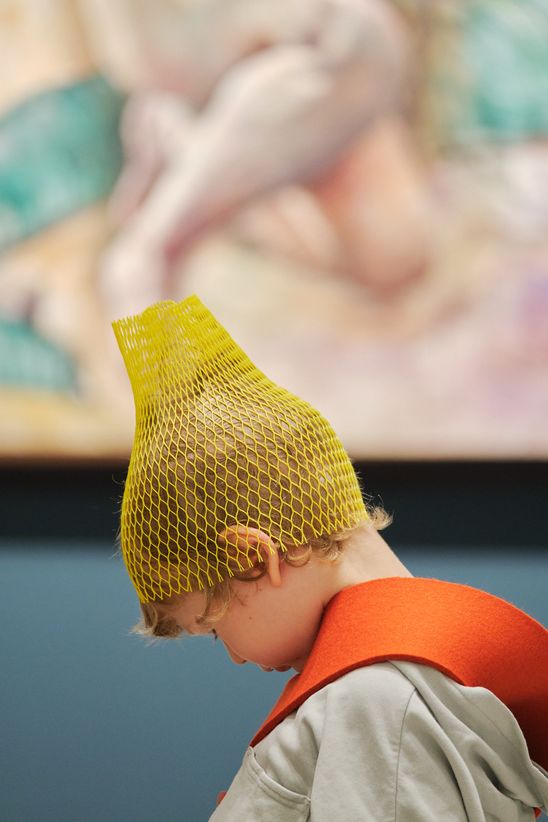 Foto: Eindrücke der Kindervernissage, die Erwachsene und vor allem Kinder an verschiedenen kreativen Mitmach-Stationen in den Ausstellungsräumen zeigen.