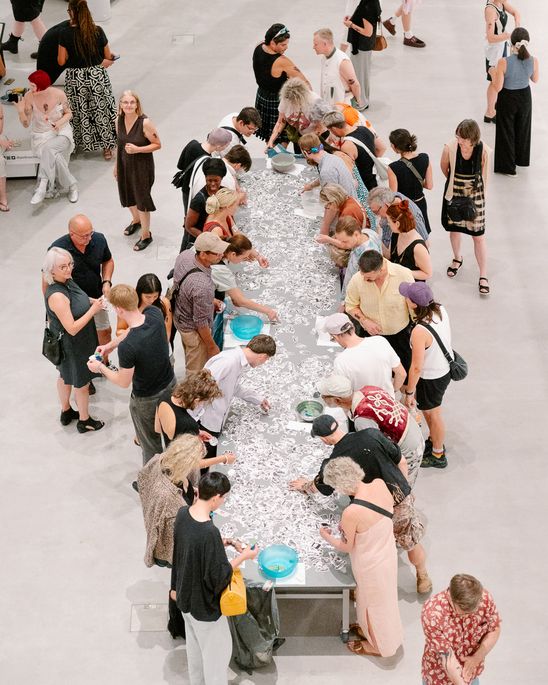 Foto: Eindrücke der Veranstaltung, die entweder Personen um einen langen Tisch mit Klebetattos, im Foyer oder Außenraum der Berlinischen Galerie.