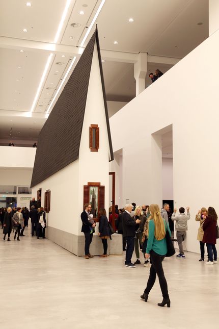 Eröffnung "Erwin Wurm. Bei Mutti" und "Visionäre der Moderne. Paul Scheerbart, Bruno Taut, Paul Goesch" in der Berlinischen Galerie, 14.4.2016, Foto: Amin Akhtar Eröffnung "Erwin Wurm. Bei Mutti" und "Visionäre der Moderne. Paul Scheerbart, Bruno Taut, Paul Goesch" in der Berlinischen Galerie, 14.4.2016, Foto: Amin Akhtar