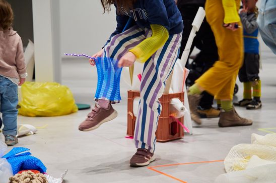 Foto: Eindrücke der Kindervernissage, die Erwachsene und vor allem Kinder an verschiedenen kreativen Mitmach-Stationen in den Ausstellungsräumen zeigen.