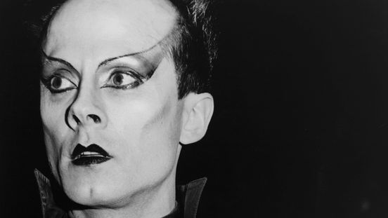 Eine Fotografie, die den Künstler Klaus Nomi mit geschminktem Gesicht (Drag) zeigt