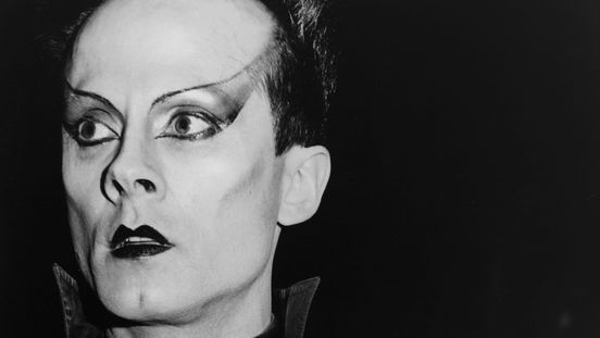 Eine Fotografie, die den Künstler Klaus Nomi mit geschminktem Gesicht (Drag) zeigt