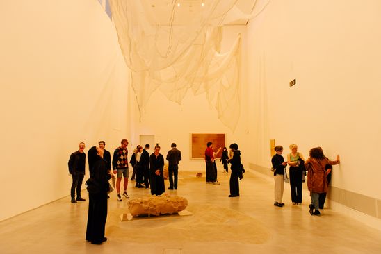 Foto: Eindrücke des Eröffnungsabends, die Menschen entweder bei der Verleihung in der Treppenhalle der Berlinischen Galerie oder zwischen Jeewi Lees Installation im Ausstellungsraum zeigen.