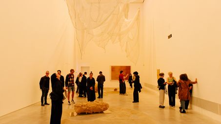 Photo: Snapshots from the opening night, showing people either at the awards ceremony in the stairwell of the Berlinische Galerie or amongst Jeewi Lee’s installation in the exhibition space.