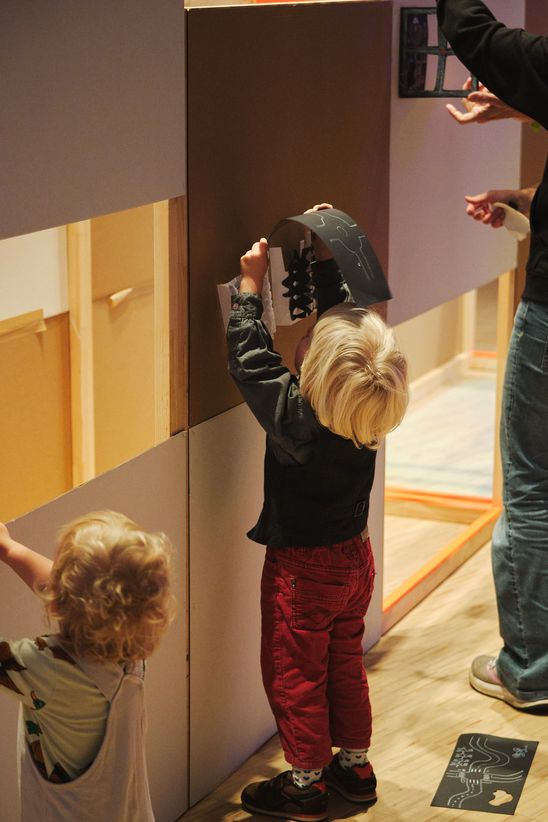 Foto: Eindrücke der Kindervernissage, die Erwachsene und vor allem Kinder an verschiedenen kreativen Mitmach-Stationen in den Ausstellungsräumen zeigen.