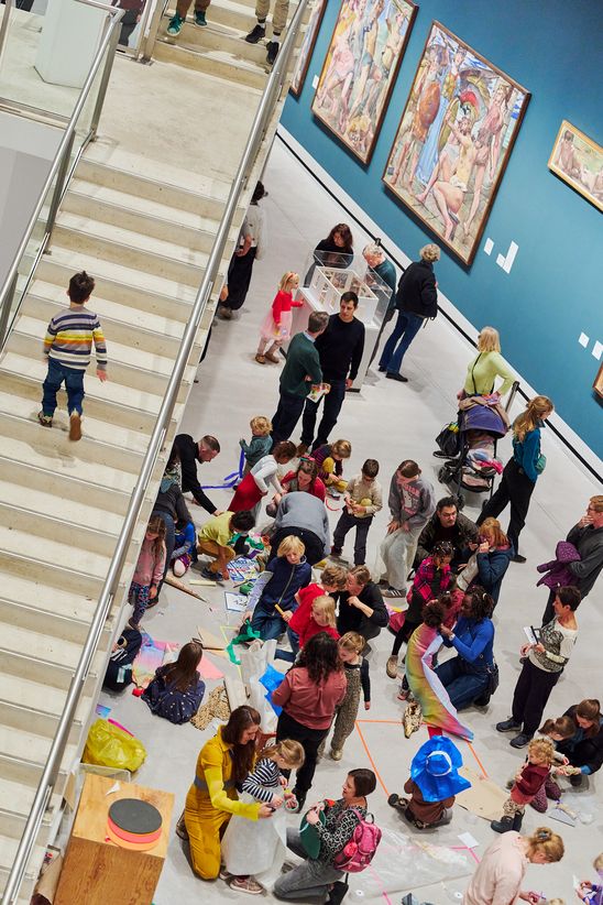 Foto: Eindrücke der Kindervernissage, die Erwachsene und vor allem Kinder an verschiedenen kreativen Mitmach-Stationen in den Ausstellungsräumen zeigen.