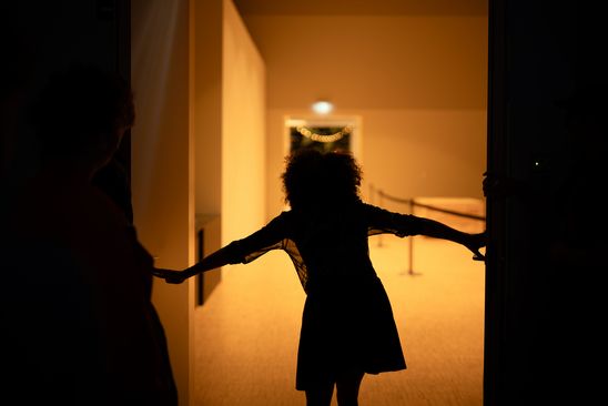 Photo: Mélissa Guex in motion during her performance, here in the foyer of the Berlinische Galerie.