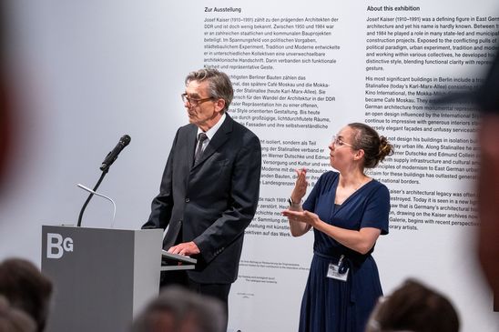 Foto: Eindrücke der Eröffnung, die entweder Menschen in den Ausstellungsräumen oder dem Außenraum der Berlinischen Galerie zeigen.