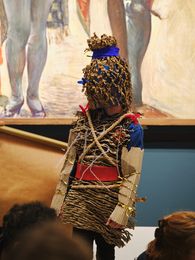 Foto: Eindrücke der Kindervernissage, die Erwachsene und vor allem Kinder an verschiedenen kreativen Mitmach-Stationen in den Ausstellungsräumen zeigen.