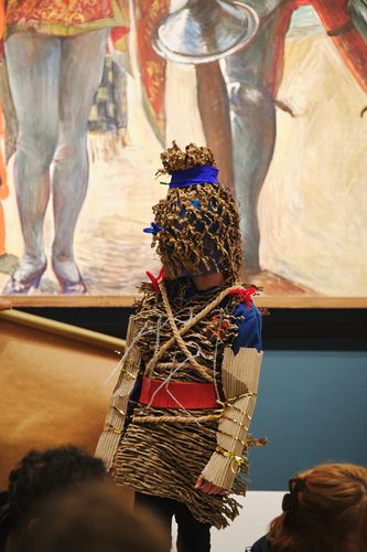 Foto: Eindrücke der Kindervernissage, die Erwachsene und vor allem Kinder an verschiedenen kreativen Mitmach-Stationen in den Ausstellungsräumen zeigen.