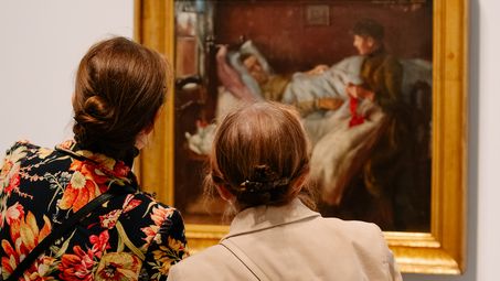 Foto: Eindrücke des Eröffnungsabends, die Menschen entweder bei den Eröffnungsreden in der Treppenhalle der Berlinischen Galerie oder in den Ausstellungsräumen zeigen.