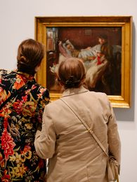 Foto: Eindrücke des Eröffnungsabends, die Menschen entweder bei den Eröffnungsreden in der Treppenhalle der Berlinischen Galerie oder in den Ausstellungsräumen zeigen.