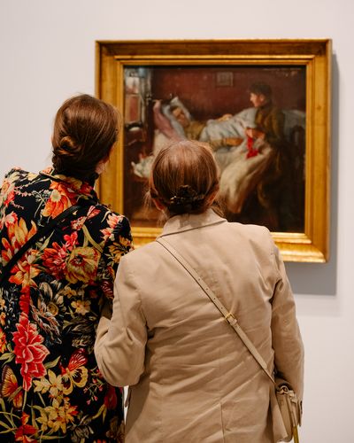 Foto: Eindrücke des Eröffnungsabends, die Menschen entweder bei den Eröffnungsreden in der Treppenhalle der Berlinischen Galerie oder in den Ausstellungsräumen zeigen.