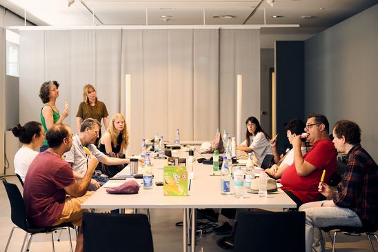 Foto: Eindrücke des Workshops, die entweder Workshop-Teilnehmer*innen im Innen- oder Außenraum der Berlinischen Galerie bei eigenen Tonaufnahmen oder am Workshop-Tisch bei der Weiterverarbeitung der Tonaufnahmen oder auch Nahaufnamhmen von verschiedenen Klang-Instrumenten und Aufnahme-Equipment zeigen. 
