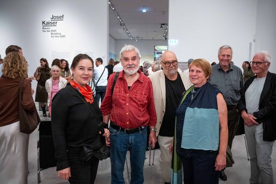 Foto: Eindrücke der Eröffnung, die entweder Menschen in den Ausstellungsräumen oder dem Außenraum der Berlinischen Galerie zeigen.