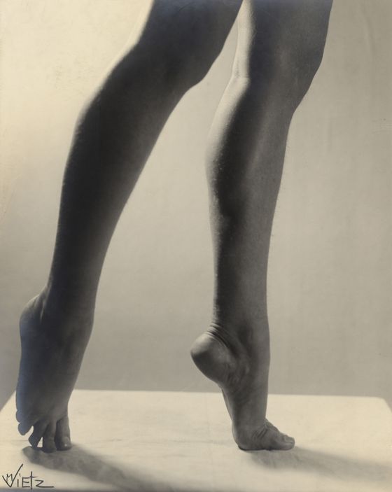 Marta Astfalck-Vietz, The legs of the dancer Daisy Spies, c. 1929, © VG Bild-Kunst, Bonn 2025