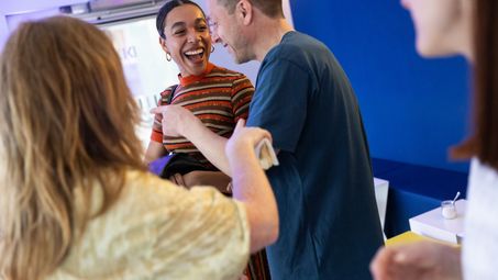 Foto: Schnappschuss von vier Personen im Café Dix, dem Museumscafé der Berlinischen Galerie.