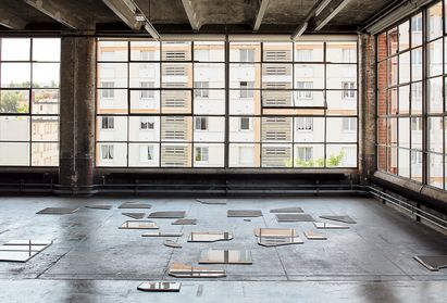 Nina Canell, Days of Inertia, Installation view, Le Crédac, Paris, 2017, Wasser, wasserabweisende Beschichtung, Steinfliesen, verschiedene Größen, Courtesy the artist, Barbara Wien Gallery, 303 Gallery, Mendes Wood DM, Foto: Nick Ash Nina Canell, Days of Inertia, Installation view, Le Crédac, Paris, 2017, Wasser, wasserabweisende Beschichtung, Steinfliesen, verschiedene Größen, Courtesy the artist, Barbara Wien Gallery, 303 Gallery, Mendes Wood DM, Foto: Nick Ash
