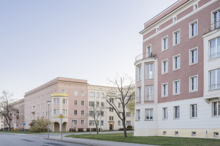 moderner Wohnkomplex mit rosefarbenen Fassaden