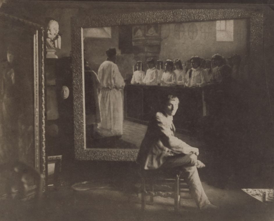 Fotografie: Mann sitzt vor Gemälde, in einem Atelierraum