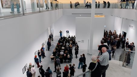 Photo: Snapshots from the opening night, showing people either at the awards ceremony in the stairwell of the Berlinische Galerie or amongst Jeewi Lee’s installation in the exhibition space.