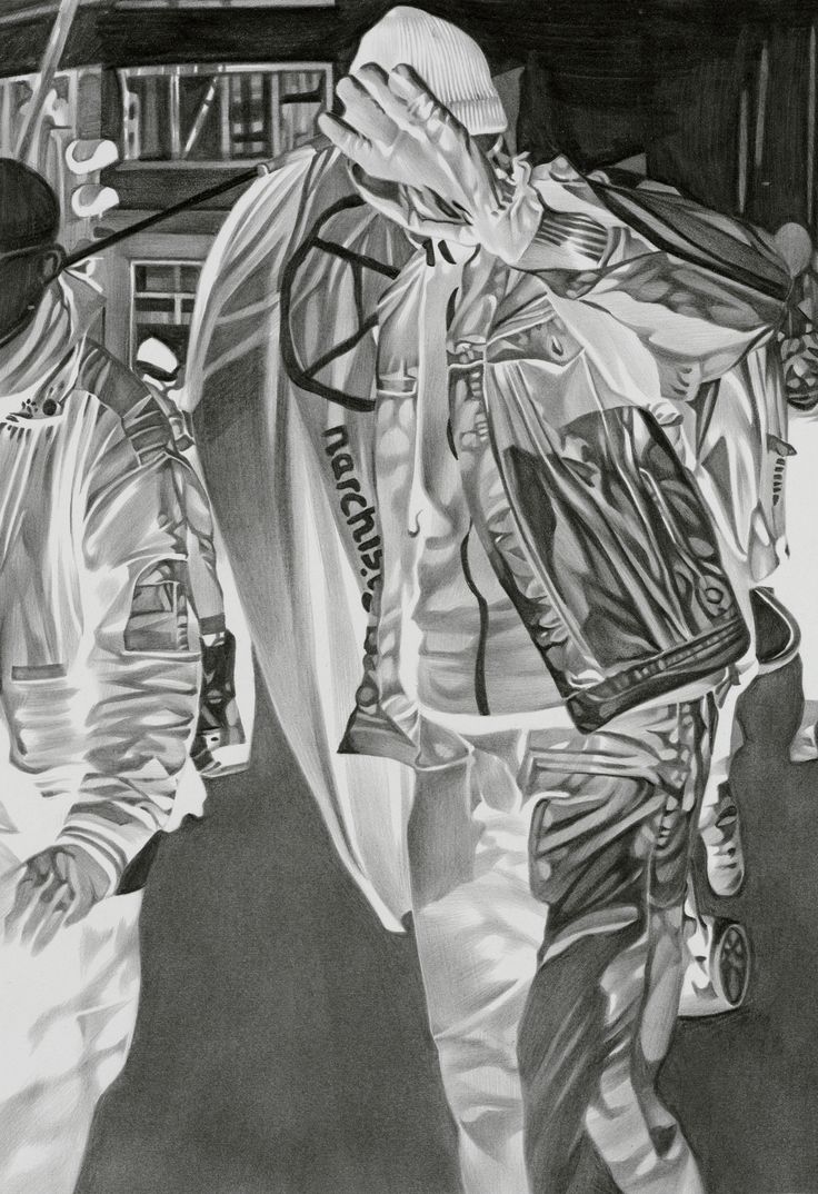 Schwarz-weiß invertierte Zeichnung des Künstlers auf Papier. Motiv ist ein Demonstrant mit einem Antifa-Umhang.