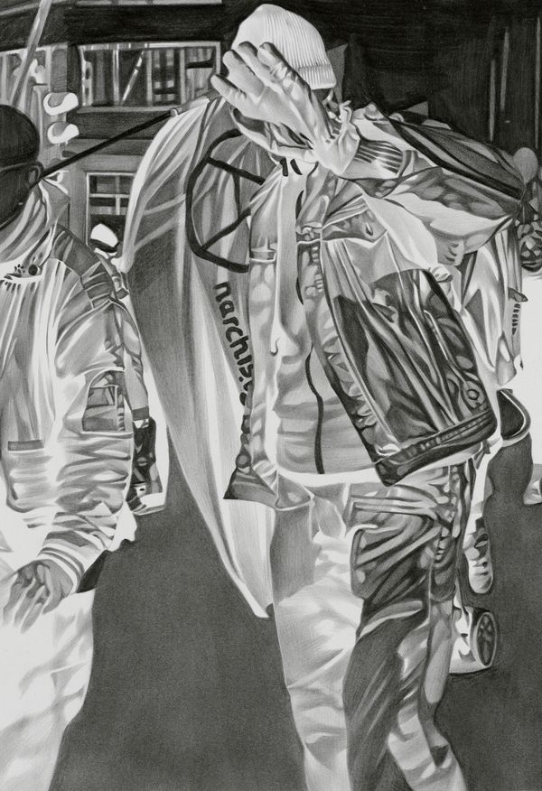 Schwarz-weiß invertierte Zeichnung des Künstlers auf Papier. Motiv ist ein Demonstrant mit einem Antifa-Umhang.