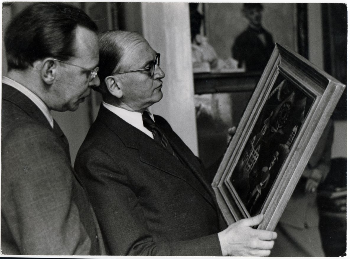 Madeline Winkler-Betzendahl, Ferdinand Möller mit dem Gemälde "Schulhaus" von Paul Klee, Oktober 1949, Schenkung Ferdinand-Möller-Stiftung, Berlin, 2013 Madeline Winkler-Betzendahl, Ferdinand Möller mit dem Gemälde "Schulhaus" von Paul Klee, Oktober 1949, Schenkung Ferdinand-Möller-Stiftung, Berlin, 2013