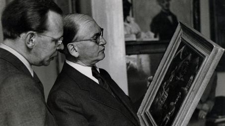 Madeline Winkler-Betzendahl, Ferdinand Möller mit dem Gemälde "Schulhaus" von Paul Klee, Oktober 1949, Schenkung Ferdinand-Möller-Stiftung, Berlin, 2013