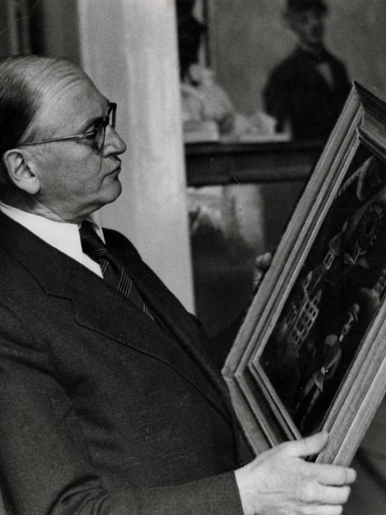 Madeline Winkler-Betzendahl, Ferdinand Möller mit dem Gemälde "Schulhaus" von Paul Klee, Oktober 1949, Schenkung Ferdinand-Möller-Stiftung, Berlin, 2013