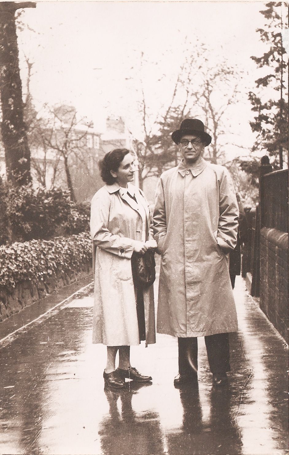 Fotografie: Frau und Mann stehen nebeneinander auf einer Straße