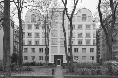 Berliner Architekturen der 1980er Jahre - Audiowalk Route 1, Hollmannstraße 14–18 / Alte Jakobstraße 137–138 (Block 33), Hans Kollhoff, Arthur Ovaska, Dieter Frowein, Gerhard Spangenberg, Holm Becker, u.a., Foto: © Ludger Paffrath Berliner Architekturen der 1980er Jahre - Audiowalk Route 1, Hollmannstraße 14–18 / Alte Jakobstraße 137–138 (Block 33), Hans Kollhoff, Arthur Ovaska, Dieter Frowein, Gerhard Spangenberg, Holm Becker, u.a., Foto: © Ludger Paffrath