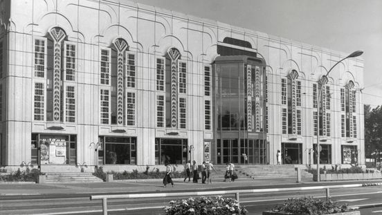 Manfred Prasser, Dieter Bankert, Walter Schwarz, Friedrichstadtpalast, kurz nach seiner Eröffnung im Jahr 1984, Foto: © Unbekannte*r Fotograf*in / Berlinische Galerie, Digitalisierung: Anja Elisabeth Witte