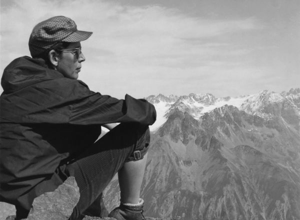 Brigitte Meier-Denninghoff um 1953 Schwarz-weiß-Foto: Brigitte Meier-Denninghoff sitzt in Wander-Montur vor einem Bergpanorama.